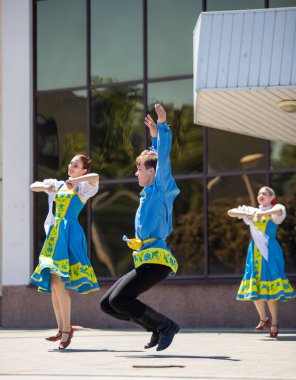 Yalta, Kırım - 03.04. 2022: Ukrayna halk dansları bayrak renginde