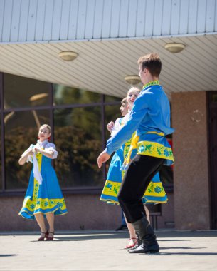 Yalta, Kırım - 03.04. 2022: Ukrayna halk dansları bayrak renginde