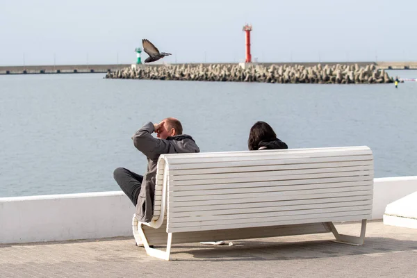 Sochi Rusia Febrero 2022 Gente Sienta Orilla Del Mar Con — Foto de Stock