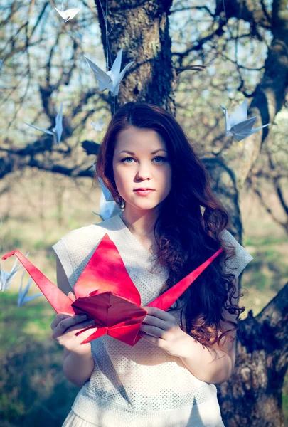 Dívka s origami jeřáb — Stock fotografie