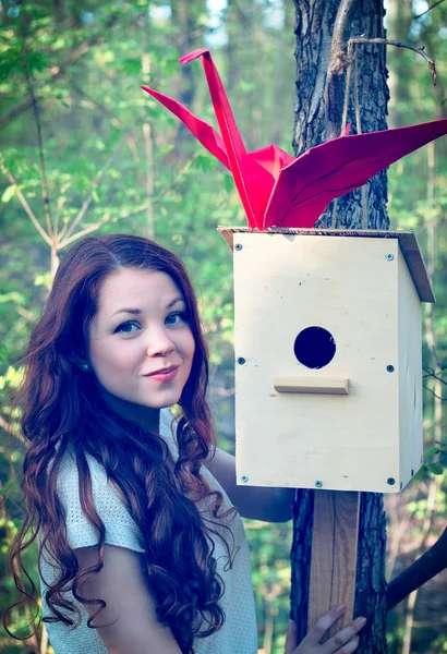 Menina com guindaste origami — Fotografia de Stock