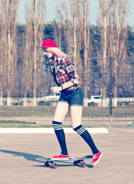 bir kaykay üzerinde kız