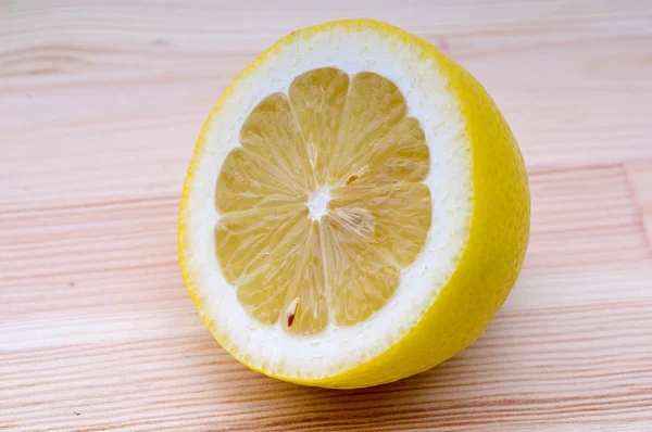 Verse halve citroen — Stockfoto