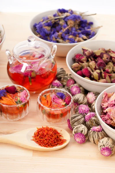 Infusion de tisane florale naturelle aux fleurs sèches — Photo