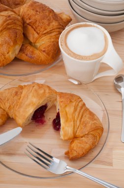 taze kruvasan Fransız tatlı çörek ve kahve