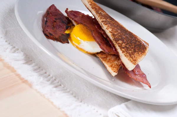 Eggs bacon and toast bread — Stock Photo, Image