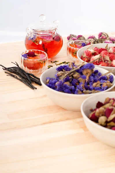 Infuso di tisane floreali naturali con fiori secchi — Foto Stock