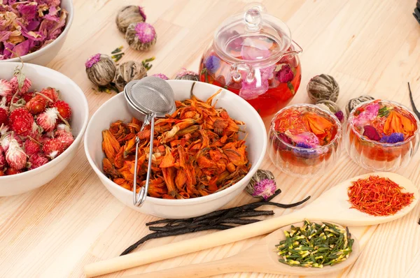 Infuso di tisane floreali naturali con fiori secchi — Foto Stock