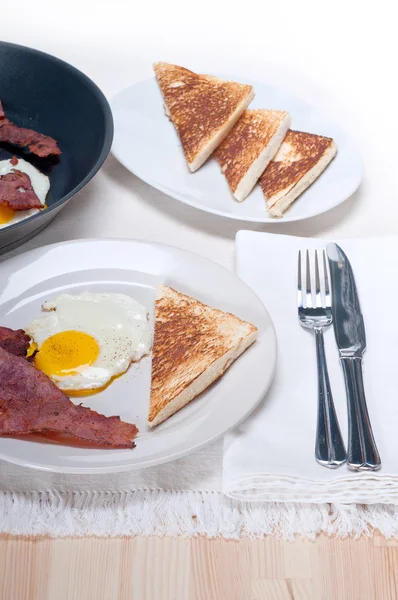 Eggs bacon and toast bread — Stock Photo, Image