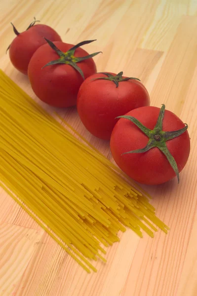 Świeży pomidor i spaghetti makarony — Zdjęcie stockowe