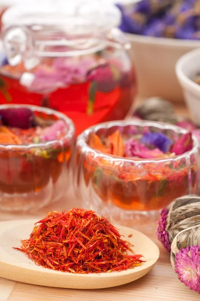 Infuso di tisane floreali naturali con fiori secchi — Foto Stock