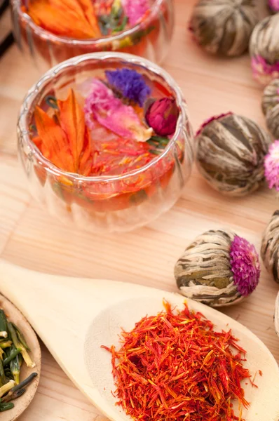 Infuso di tisane floreali naturali con fiori secchi — Foto Stock