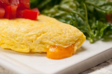 peynir domates ve salata ile ometette