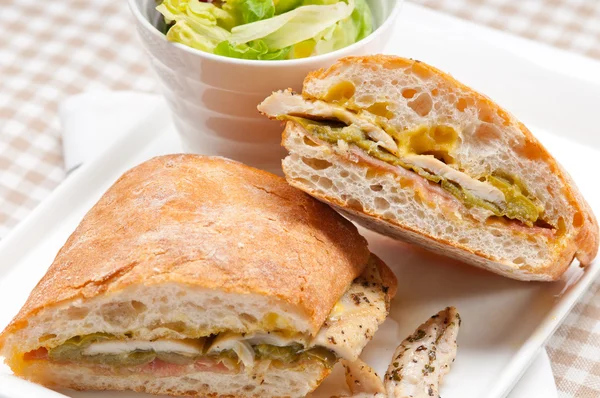 İtalyan ciabatta panini sandviç tavuk — Stok fotoğraf