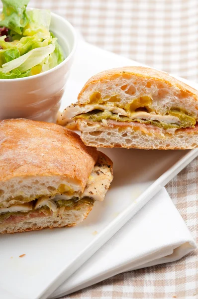 İtalyan ciabatta panini sandviç tavuk — Stok fotoğraf