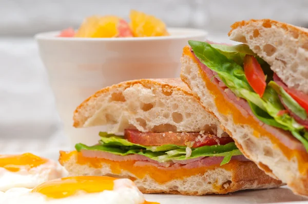 Ciabatta panini sandwich oeufs tomate laitue — Photo