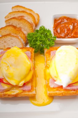 yumurta benedict domates, jambon ile ekmek üzerinde