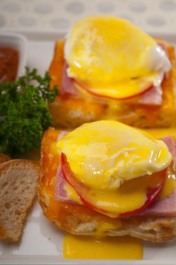 yumurta benedict domates, jambon ile ekmek üzerinde