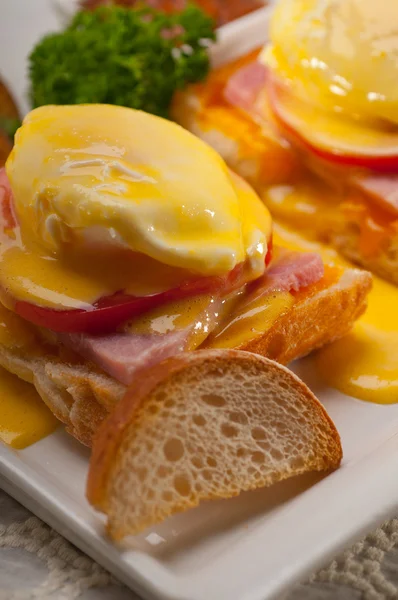 yumurta benedict domates, jambon ile ekmek üzerinde