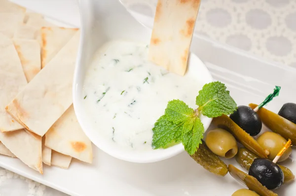 그리스어 Tzatziki 요구르트 딥과 피타 빵 — 스톡 사진