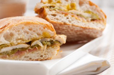 İtalyan ciabatta panini sandviç tavuk