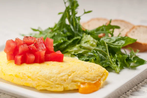 Cheese ometette with tomato and salad — Stock Photo, Image