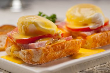 yumurta benedict domates, jambon ile ekmek üzerinde