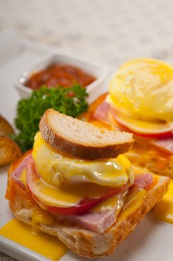 yumurta benedict domates, jambon ile ekmek üzerinde