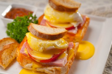 yumurta benedict domates, jambon ile ekmek üzerinde