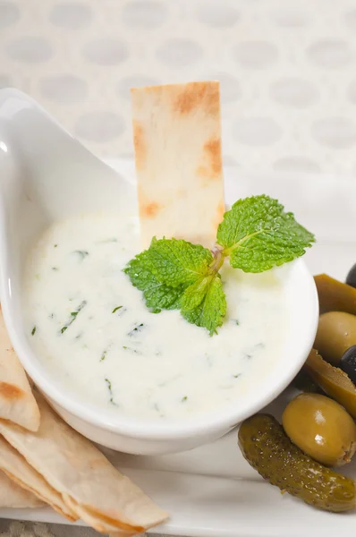 Řecké tzatziki jogurt dip a pita chléb — Stock fotografie