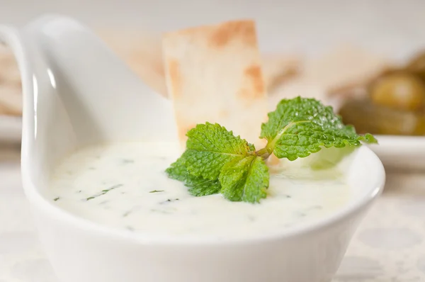 Griego tzatziki yogur dip y pan de pita — Foto de Stock