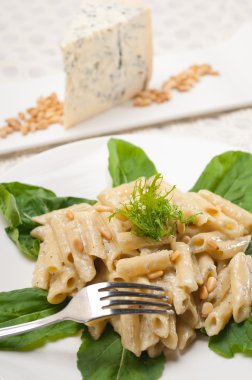 İtalyan makarna penne gorgonzola ve çam fıstığı