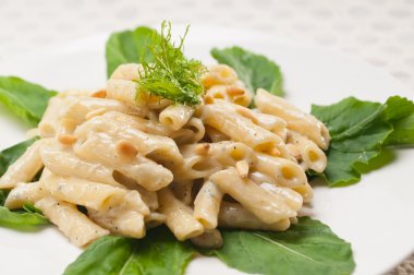 İtalyan makarna penne gorgonzola ve çam fıstığı