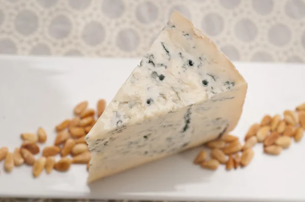 Gorgonzola kaas verse cut- and -pinenuts — Stockfoto