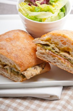 İtalyan ciabatta panini sandviç tavuk