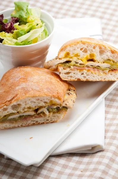 İtalyan ciabatta panini sandviç tavuk — Stok fotoğraf