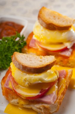 yumurta benedict domates, jambon ile ekmek üzerinde