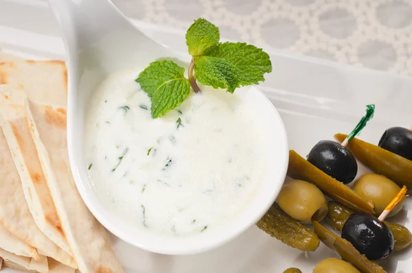 Griekse tzatziki yoghurt dip en pita brood — Stockfoto