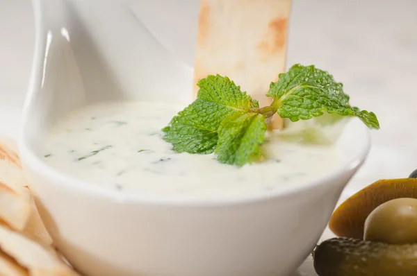 希腊 tzatziki 酸奶 dip 和皮塔饼面包 — 图库照片