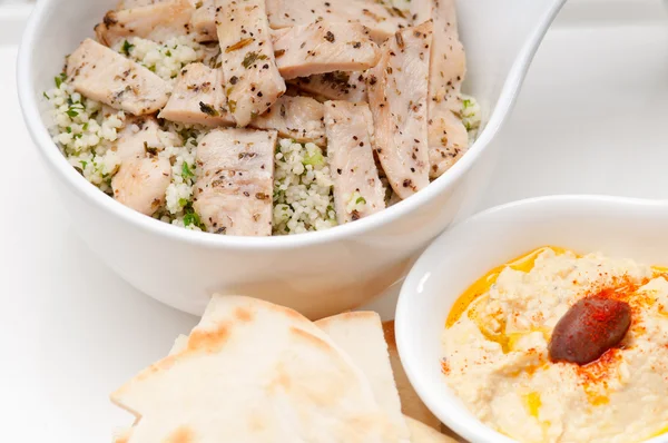 Kuřecí taboulii kuskus s hummus — Stock fotografie