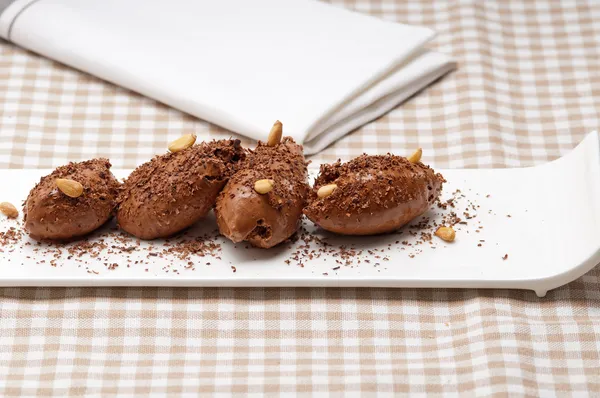 Mousse al cioccolato quenelle dessert — Foto Stock