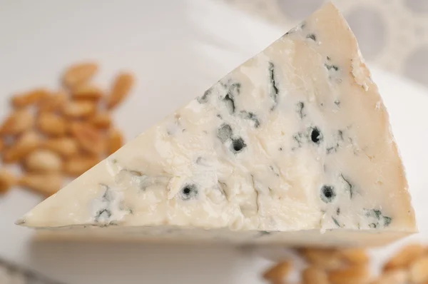 Gorgonzola kaas verse cut- and -pinenuts — Stockfoto