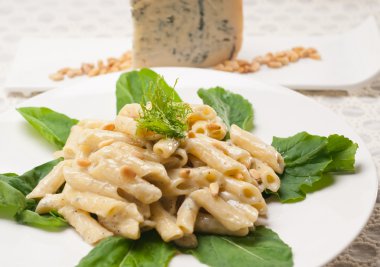 İtalyan makarna penne gorgonzola ve çam fıstığı