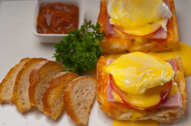 yumurta benedict domates, jambon ile ekmek üzerinde