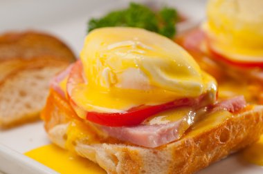 yumurta benedict domates, jambon ile ekmek üzerinde