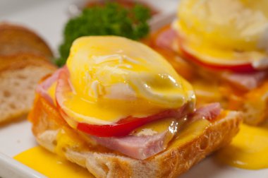 yumurta benedict domates, jambon ile ekmek üzerinde