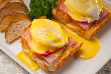 yumurta benedict domates, jambon ile ekmek üzerinde
