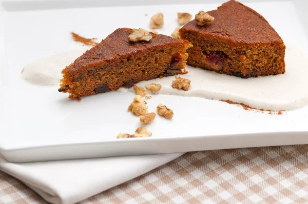 Verse gezonde wortelen en walnoten cake dessert — Stockfoto