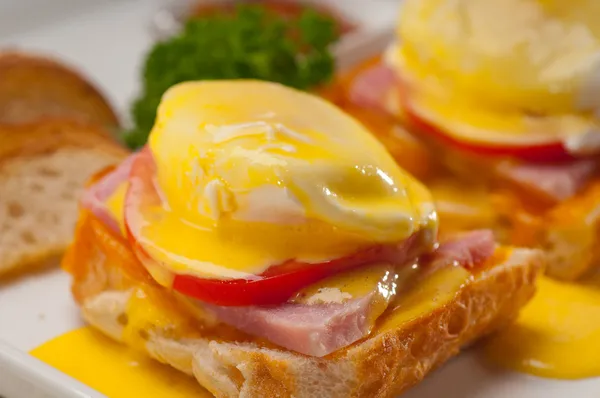 Uova benedette sul pane con pomodoro e prosciutto — Foto Stock