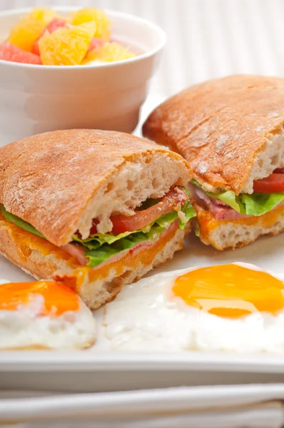 Ciabatta panini sandwich vejce, rajčatový salát — Stock fotografie